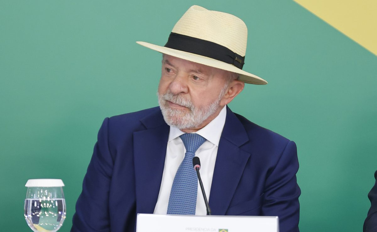 ABSURDO! Lula promete R$ 700 por mês a universitários, 12 dias antes do 2º turno