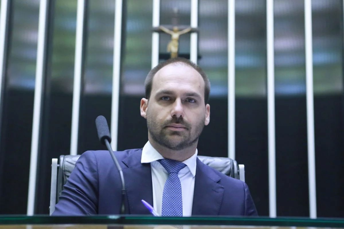 Eduardo Bolsonaro diz que Flávio deve deixar o país se perder para Lula