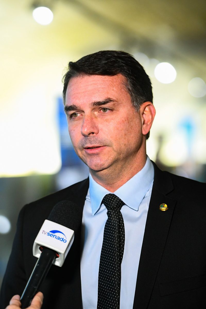 Flávio promete: Jair Bolsonaro vai colocar a faixa nele