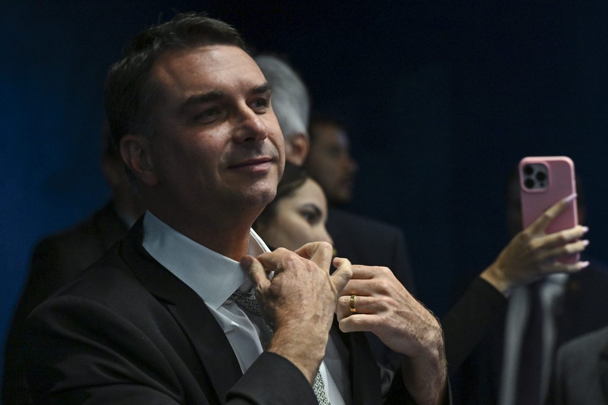 Flávio promete: "Não vai ter fim" de Bolsa Família