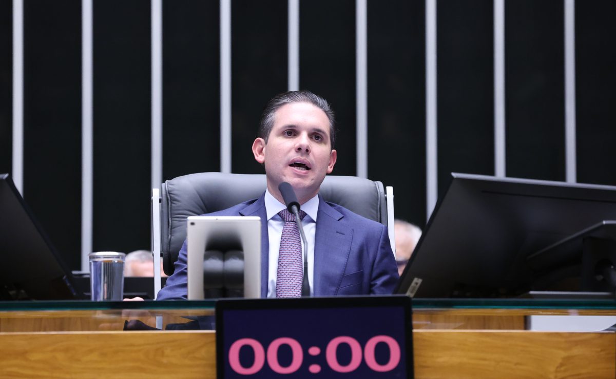 Hugo Motta aparece ao lado do Careca do INSS em festa em Brasília