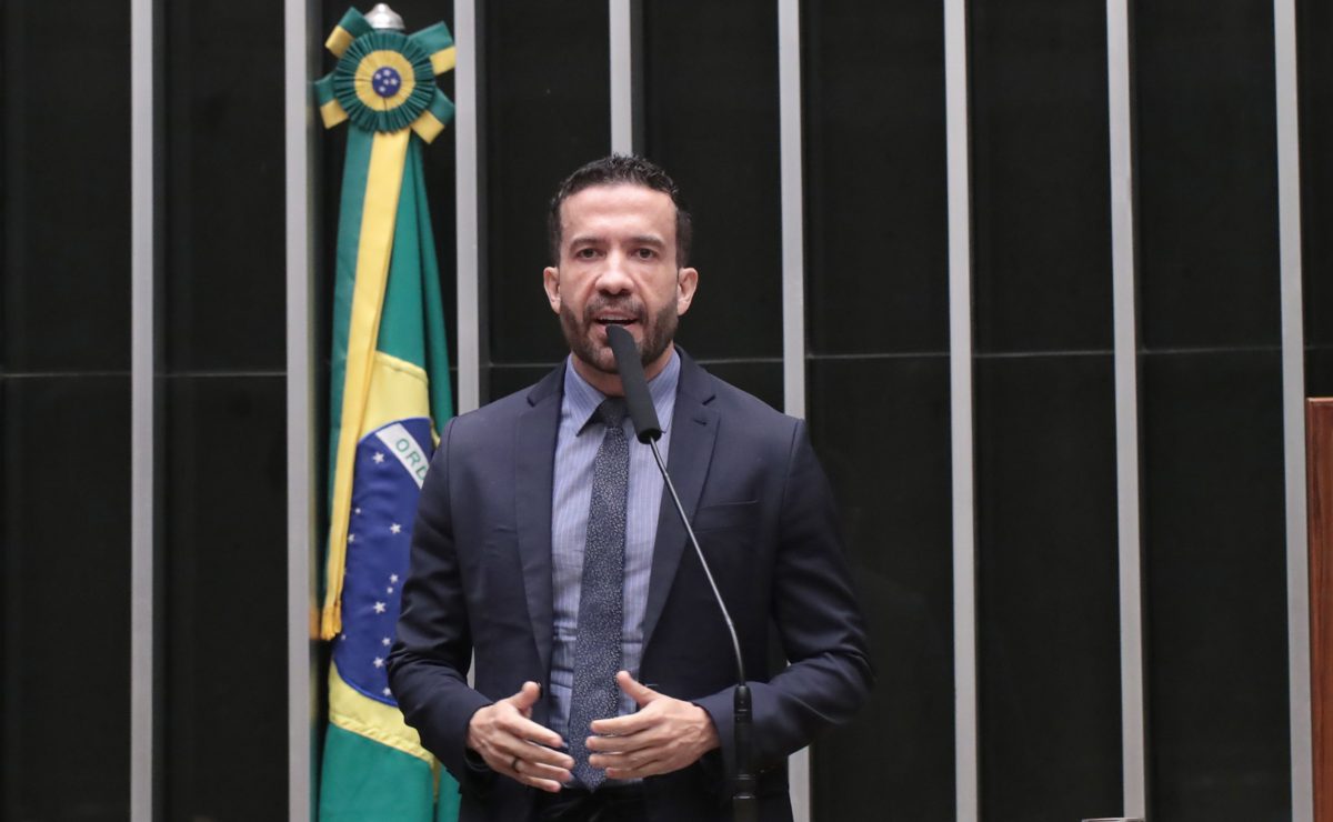 Janones diz que vale tudo e admite “baixo nível” em evento do PT