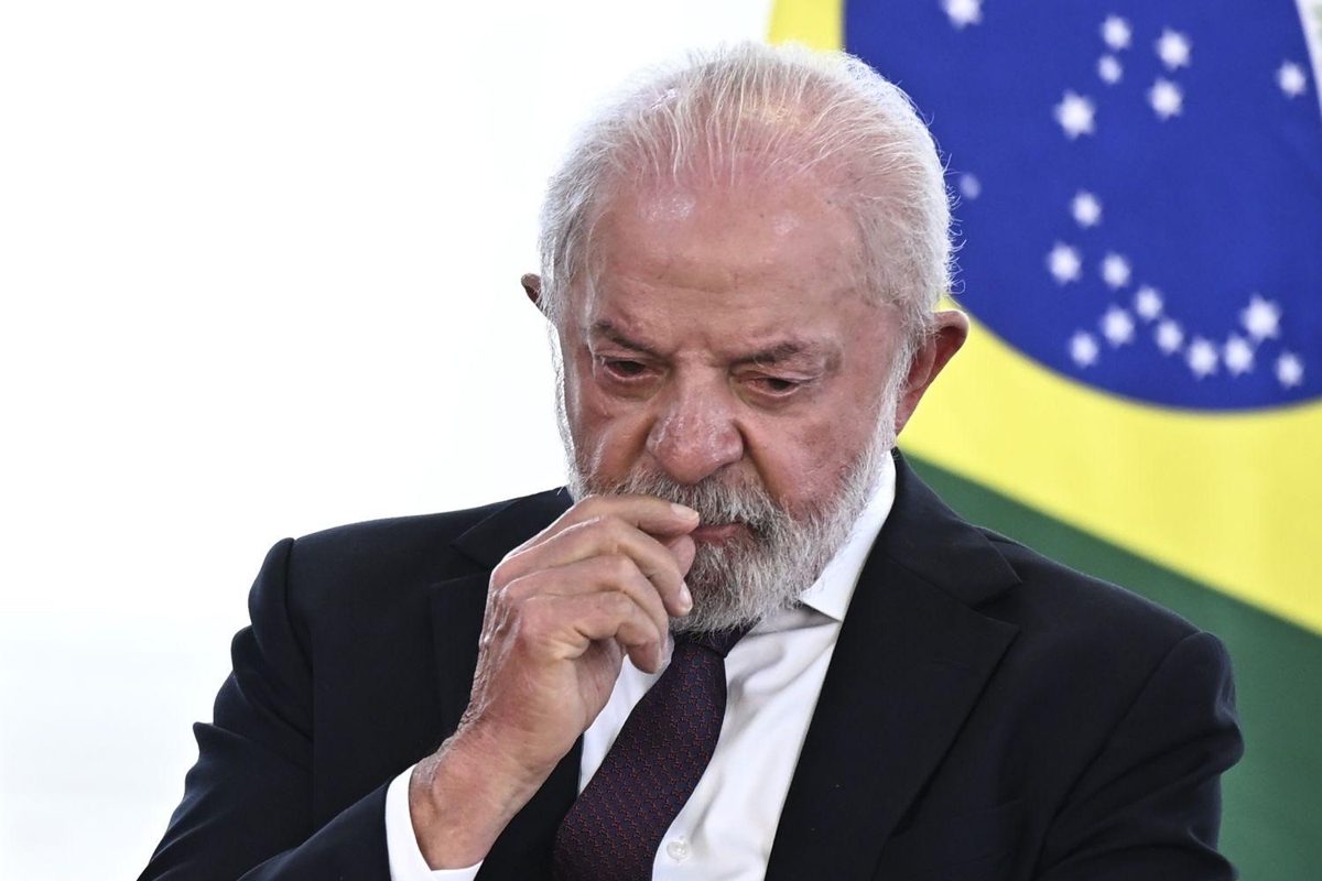 Lula diz que Flávio vai cortar programas sociais. É mentira