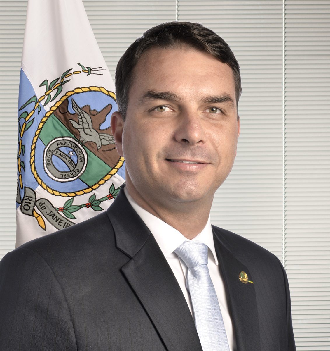 PF manda Flávio Bolsonaro entregar o passaporte e proíbe saída do país