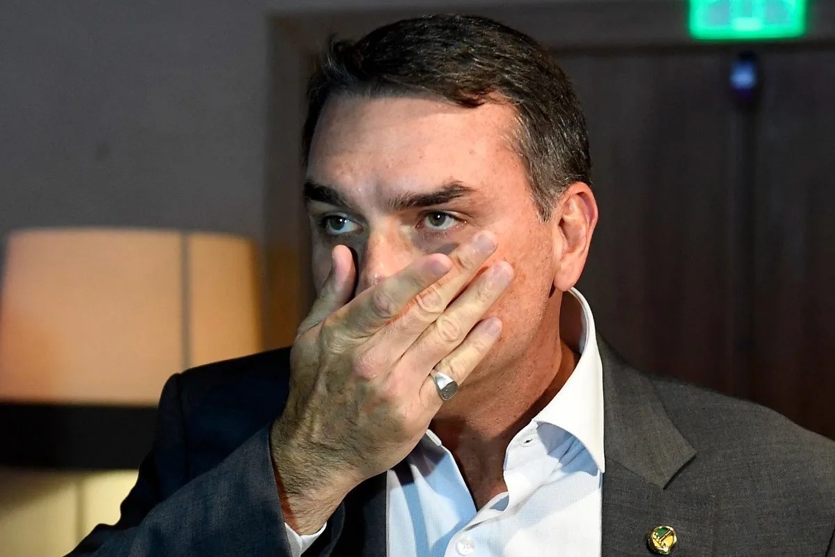 TSE manda Flávio tirar do ar vídeo que liga Lula ao INSS